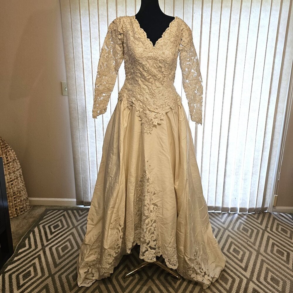 Vintage Ivory Lace Wedding Gown 16
